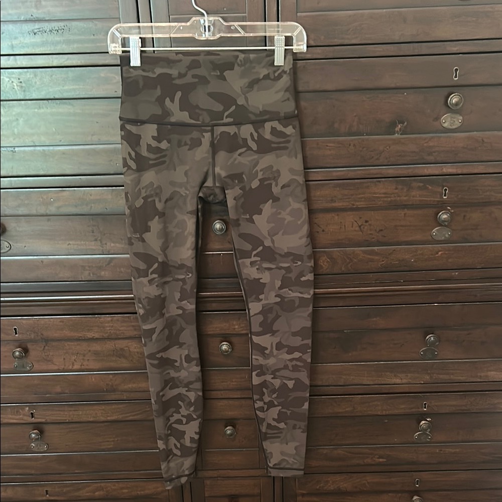 Lululemon size 6 high waisted camouflage 28 inch wunder under leggings